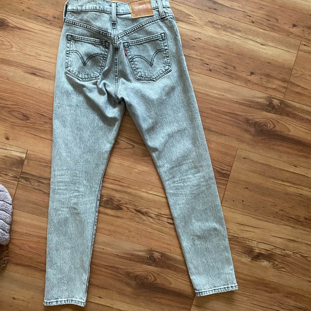 Levis - Picture 2 of 2